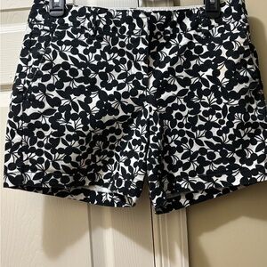 Lands End Women Not-Too-Low" Rise Shorts Size 2  Black & white floral print